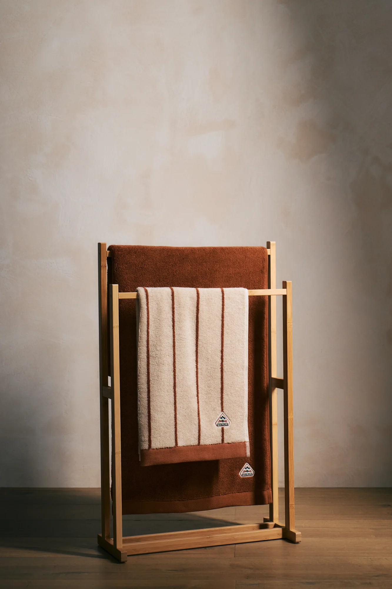 Serviette de toilette blanc et terracotta Yumi rayée